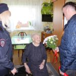 В Дмитрове полицейские и общественник поздравили ветерана трудового фронта с Днем Победы