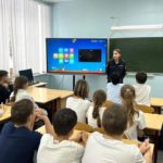 В Дмитрове сотрудница полиции провела профилактические беседы с учащимися школ округа