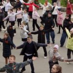 80 пар исполнили вальс накануне 80-летия Победы В Великой Отечественной войне