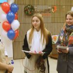 В МАУ МФЦ «Дмитровский» поздравили заявителей с Днем конституции РФ