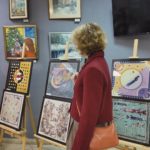 В выставочном зале Дмитровской центральной библиотеки открылась экспозиция шелкового платка «Сказки на шелке»