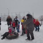 Жители Яхромы завершили Новогодние праздники семейными соревнованиями на стадионе