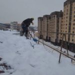 Альпинисты убирают сосульки в Дмитрове