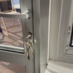 Полицейские по биологическим следам задержали двоих мужчин, подозреваемых в краже имущества из коттеджа в Дмитровском округе