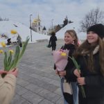 Активисты движения «Волонтёры Подмосковья» 8 марта устроили импровизированные встречи с прекрасными жительницами Дмитрова